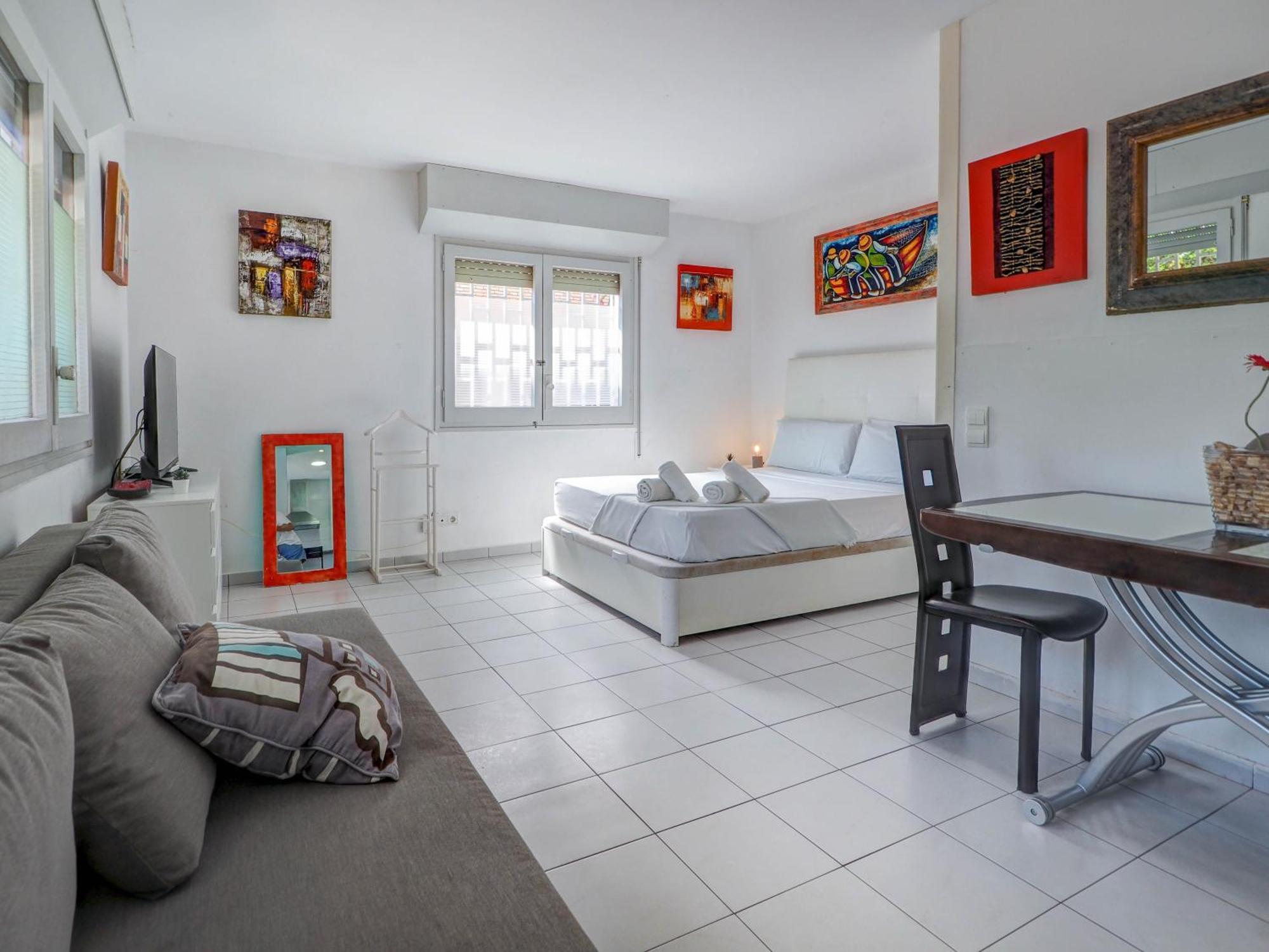 Los Globos Beach Studio By Hello Homes Сиджес Экстерьер фото