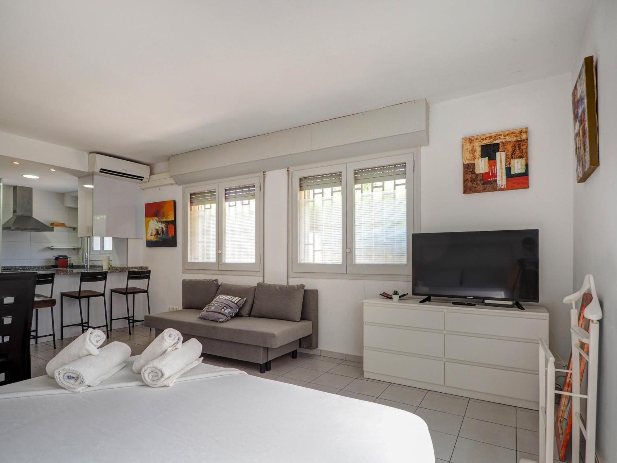 Los Globos Beach Studio By Hello Homes Сиджес Экстерьер фото